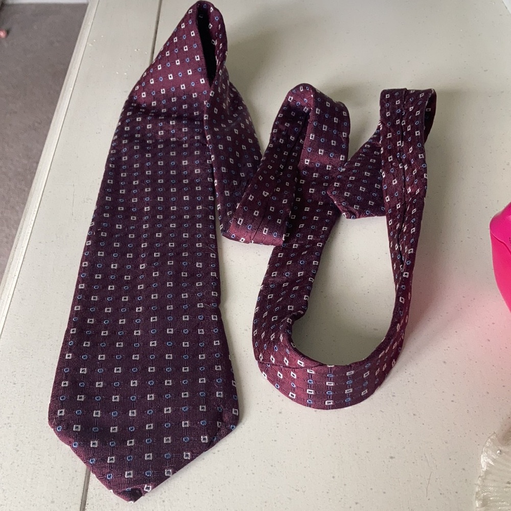 Classic 100% silk tie.